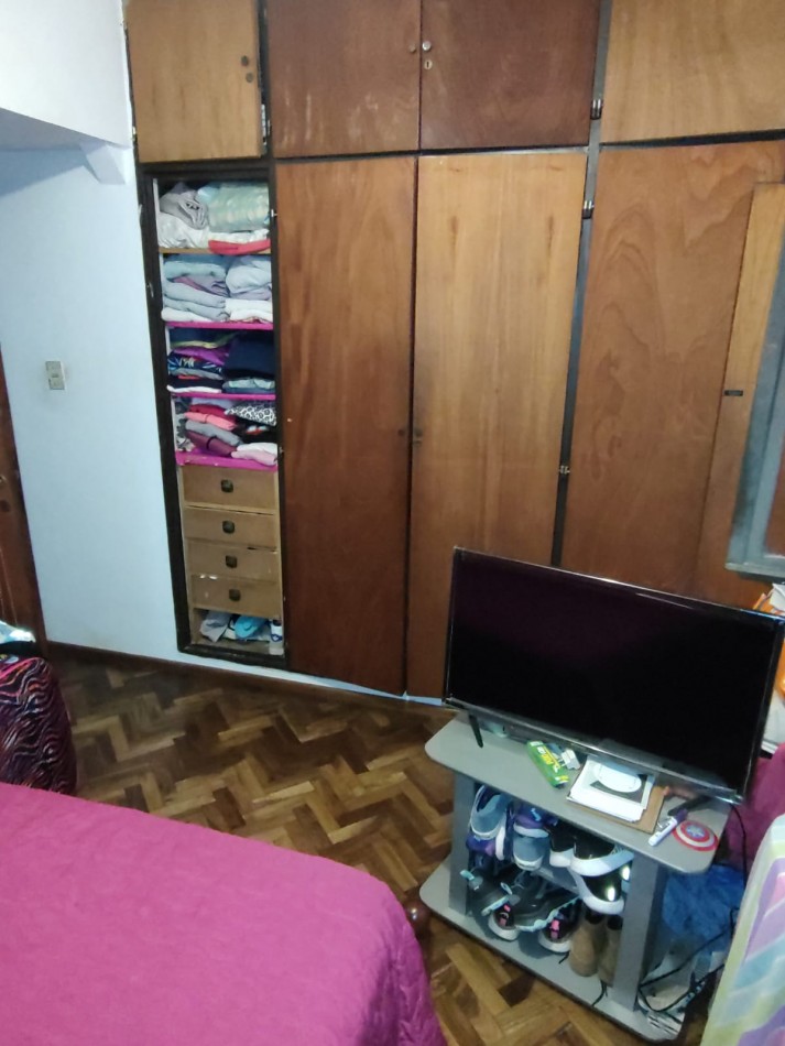 Un dormitorio centrico con cochera