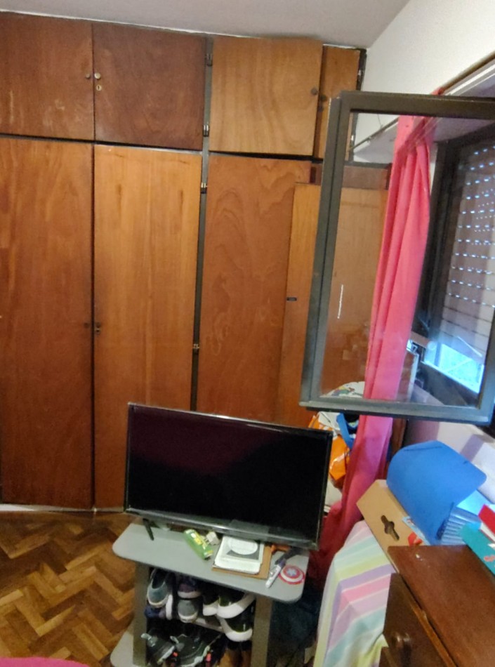Un dormitorio centrico con cochera