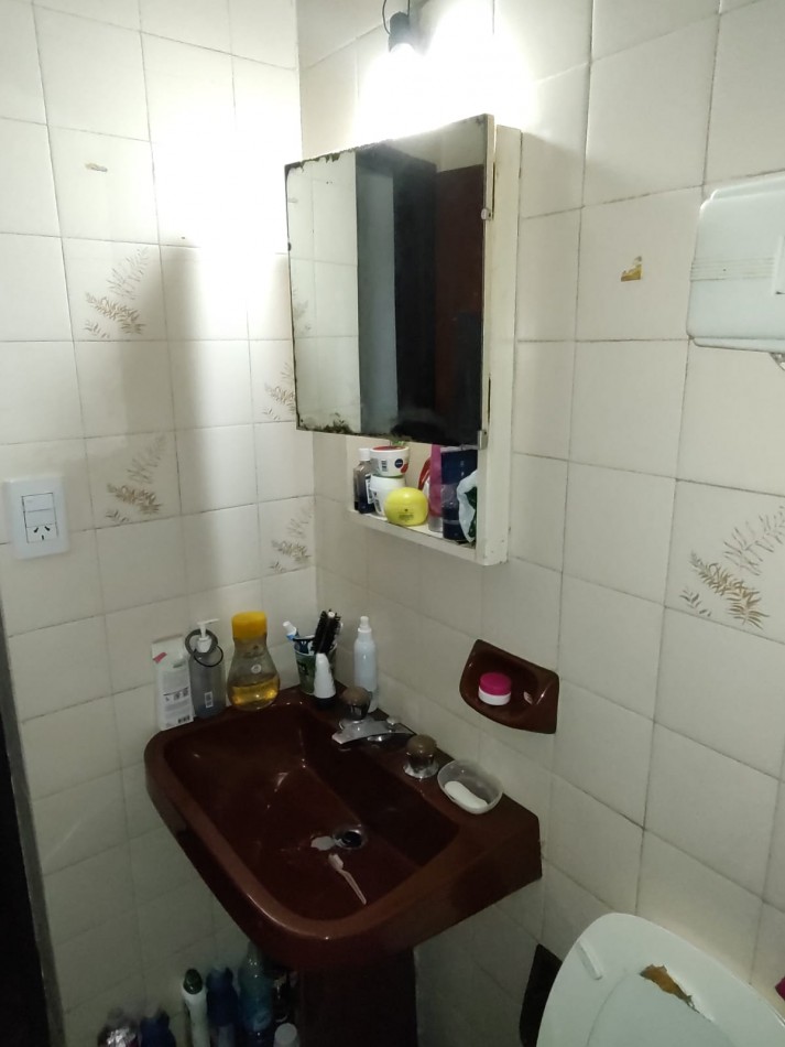 Un dormitorio centrico con cochera