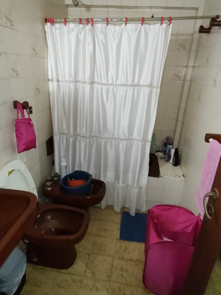 Un dormitorio centrico con cochera