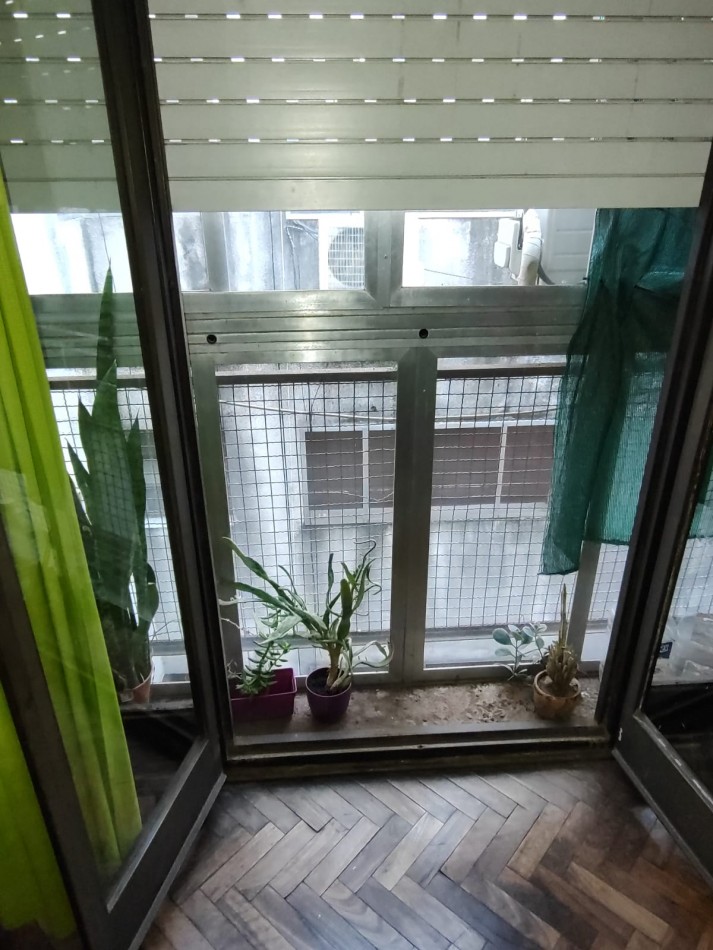 Un dormitorio centrico con cochera