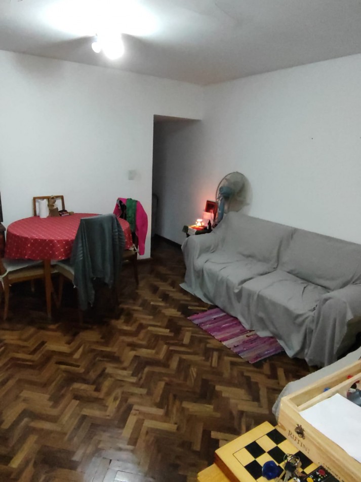 Un dormitorio centrico con cochera