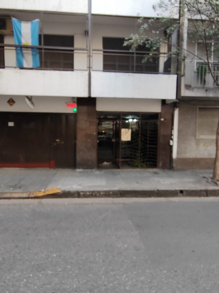 Un dormitorio centrico con cochera