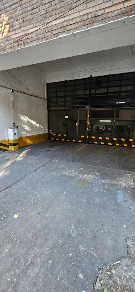 Un dormitorio centrico con cochera