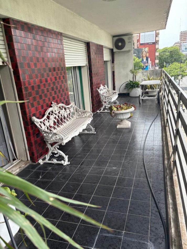 Gran Piso Exclusivo 4 dormitorios sobre Av Pellegrini con Impresionante Balcon