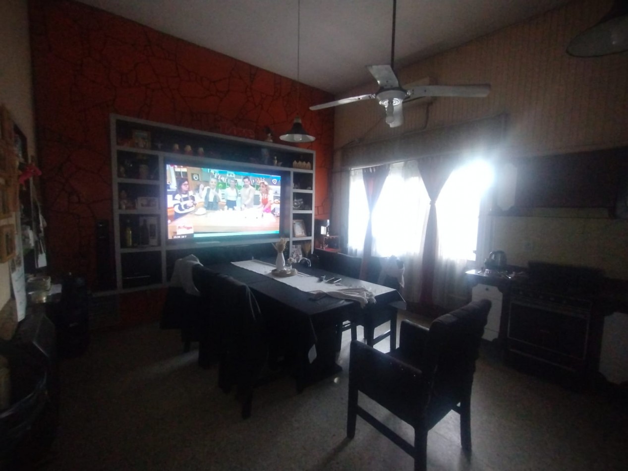 Casa tres dormitorios con local comercial en importante esquina Barrio Azcuenga