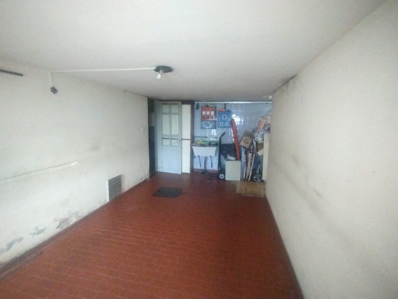Casa tres dormitorios con local comercial en importante esquina Barrio Azcuenga