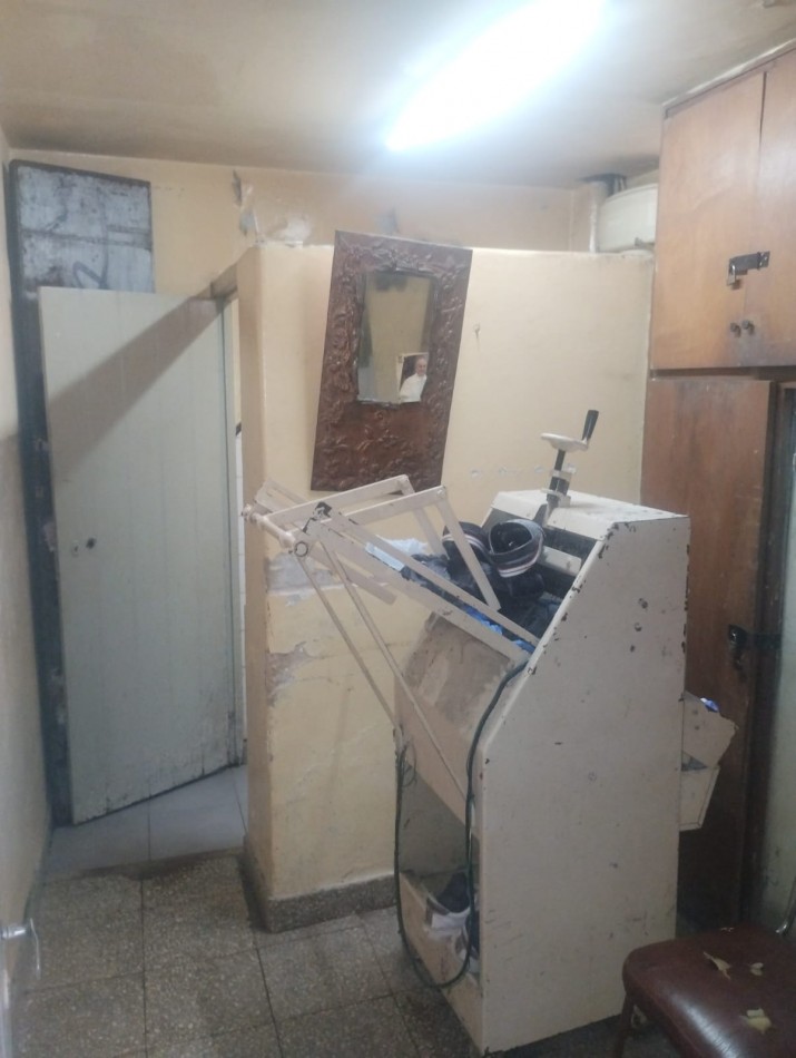Casa tres dormitorios con local comercial en importante esquina Barrio Azcuenga