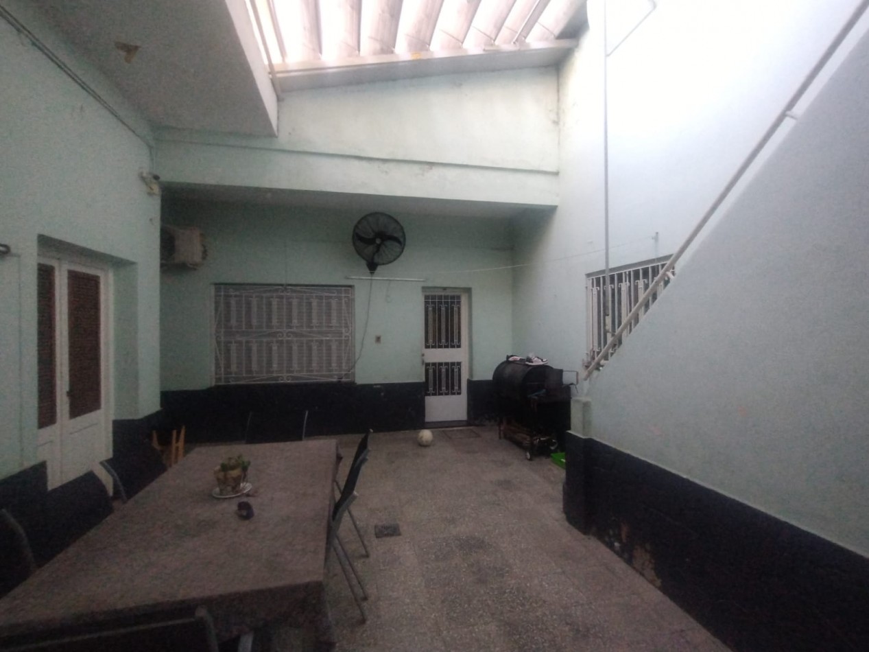 Casa tres dormitorios con local comercial en importante esquina Barrio Azcuenga