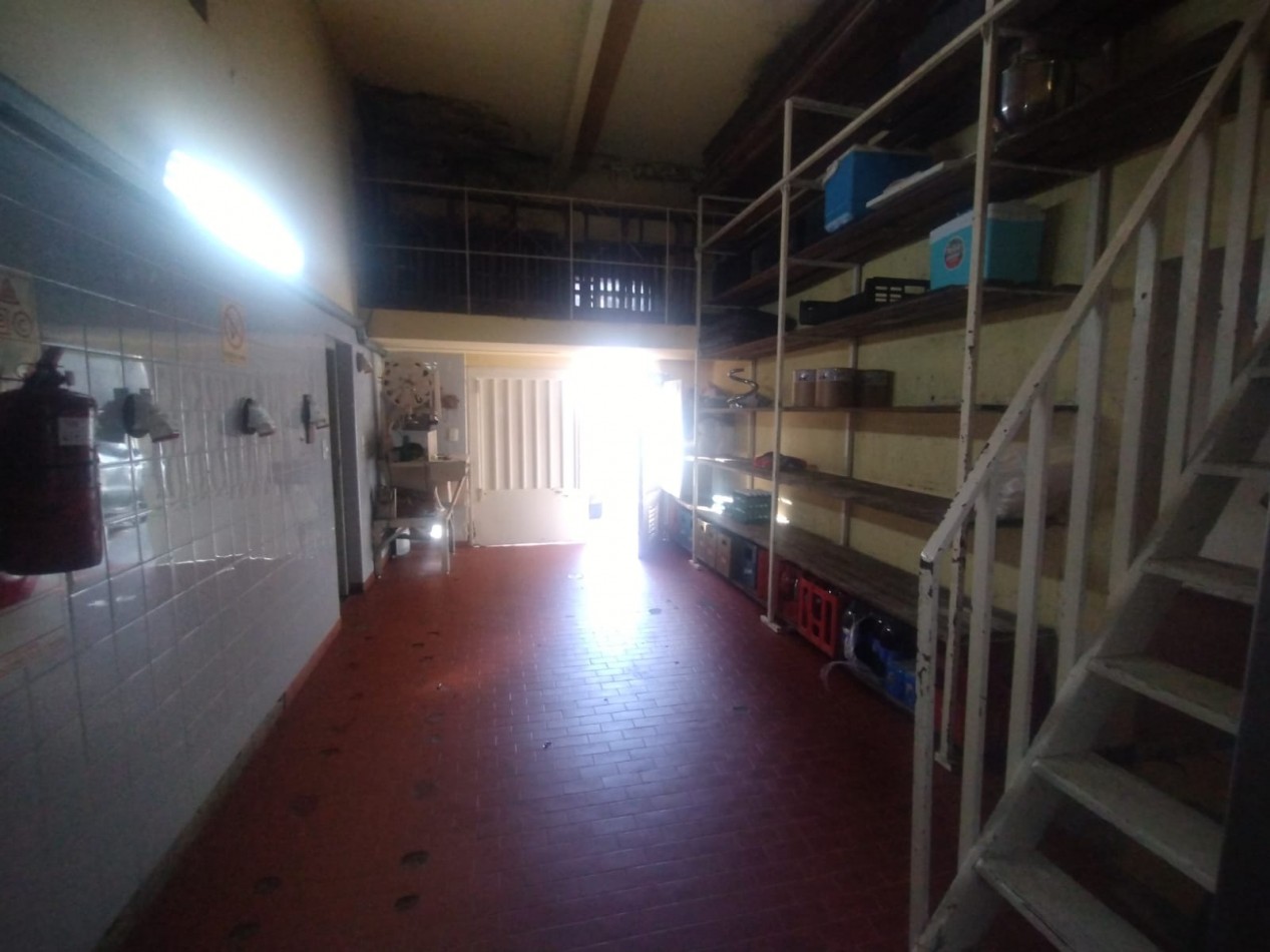 Casa tres dormitorios con local comercial en importante esquina Barrio Azcuenga
