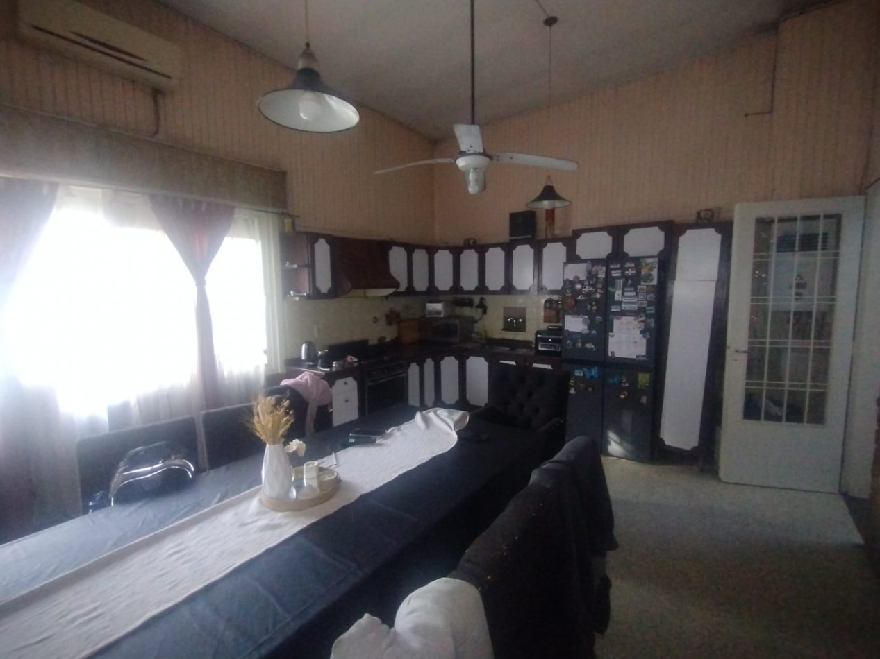 Casa tres dormitorios con local comercial en importante esquina Barrio Azcuenga