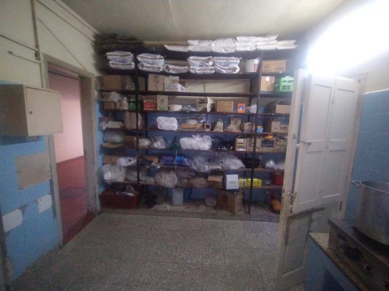 Casa tres dormitorios con local comercial en importante esquina Barrio Azcuenga