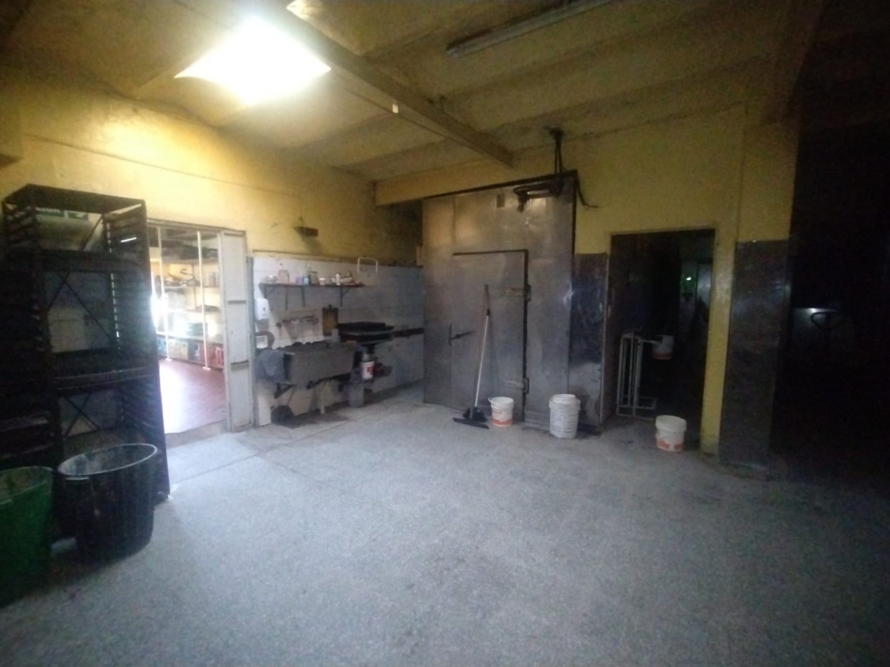Casa tres dormitorios con local comercial en importante esquina Barrio Azcuenga