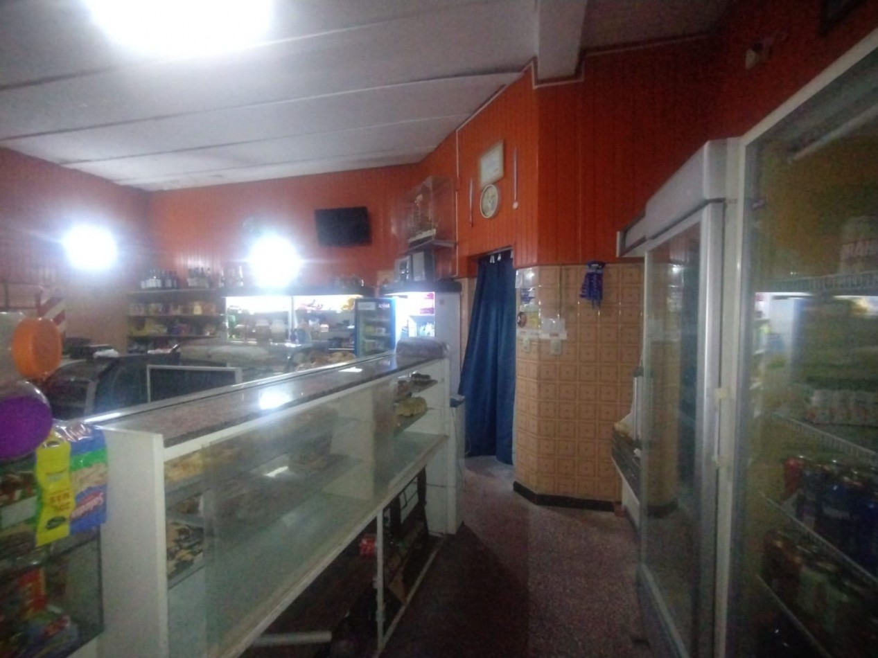 Casa tres dormitorios con local comercial en importante esquina Barrio Azcuenga