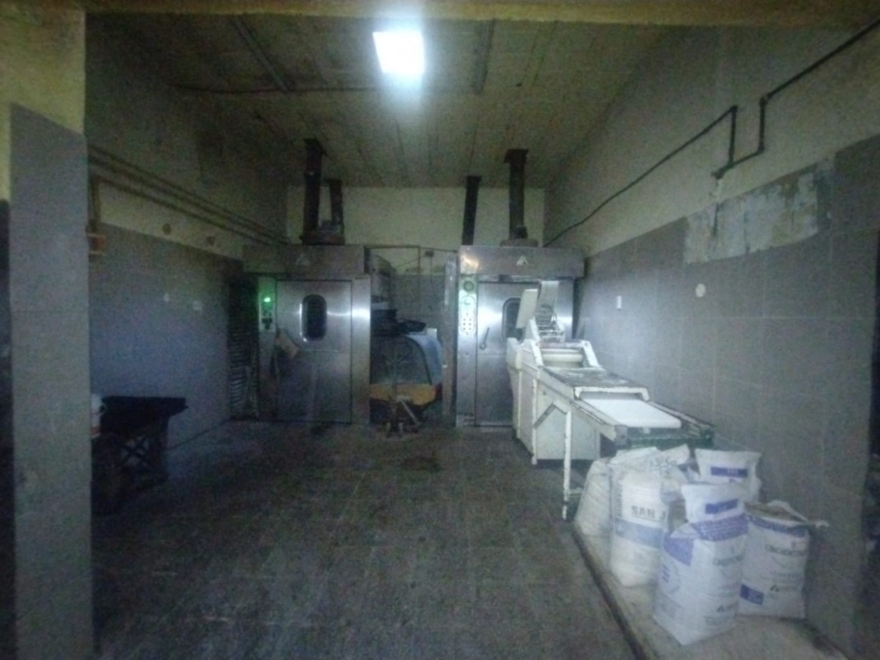 Casa tres dormitorios con local comercial en importante esquina Barrio Azcuenga