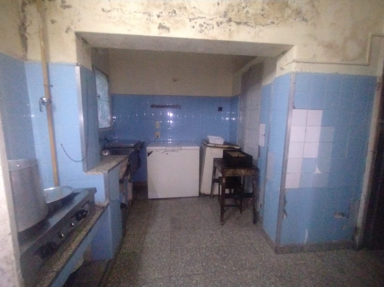 Casa tres dormitorios con local comercial en importante esquina Barrio Azcuenga