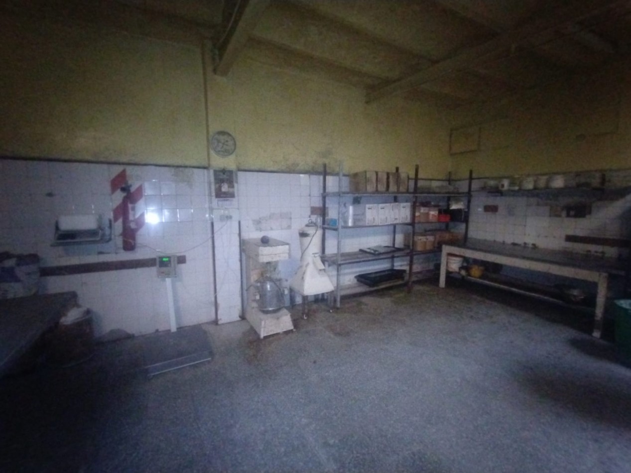 Casa tres dormitorios con local comercial en importante esquina Barrio Azcuenga