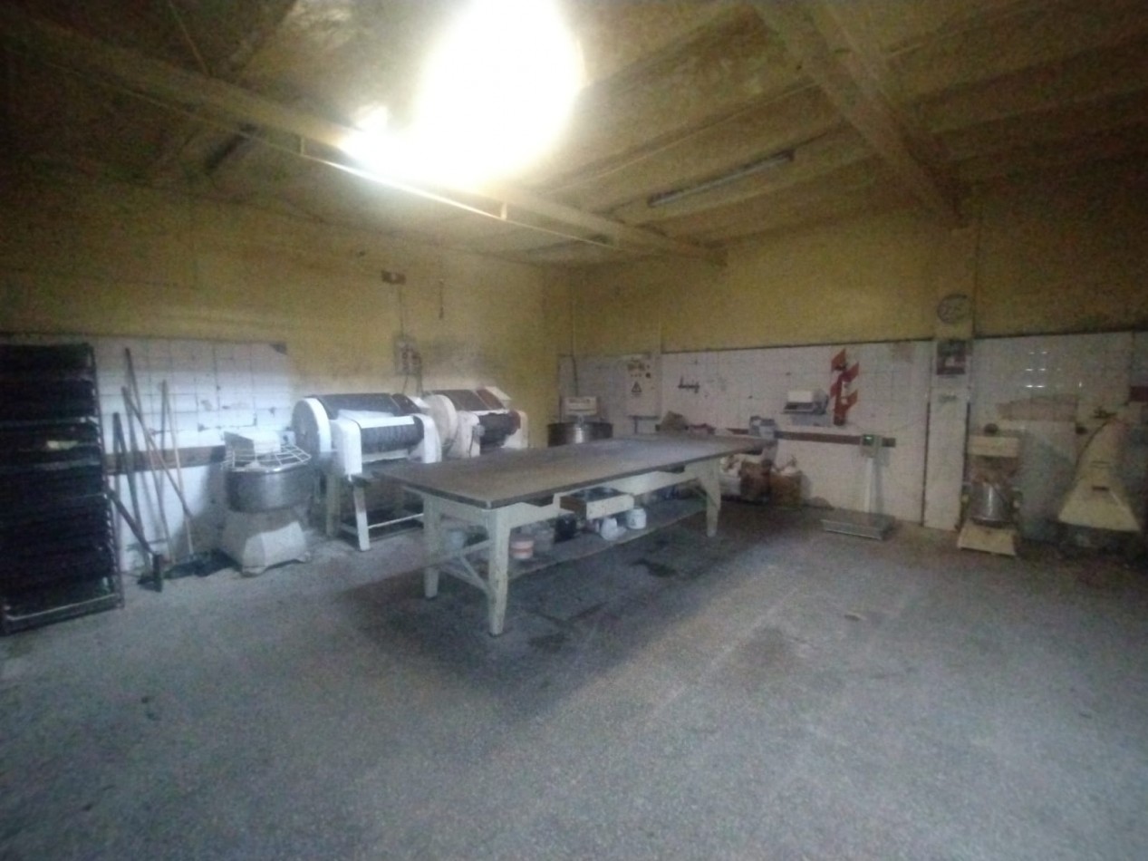 Casa tres dormitorios con local comercial en importante esquina Barrio Azcuenga