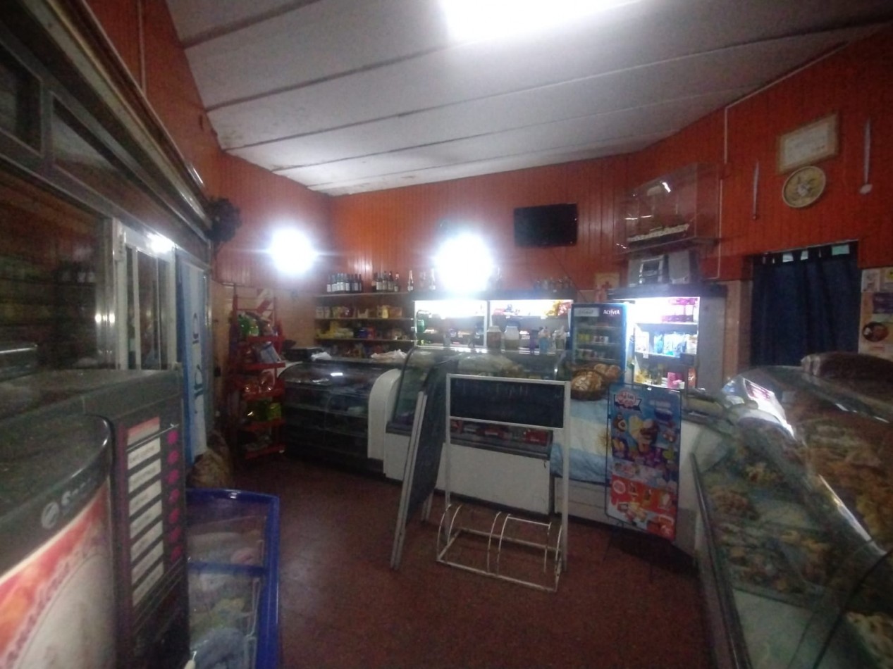 Casa tres dormitorios con local comercial en importante esquina Barrio Azcuenga