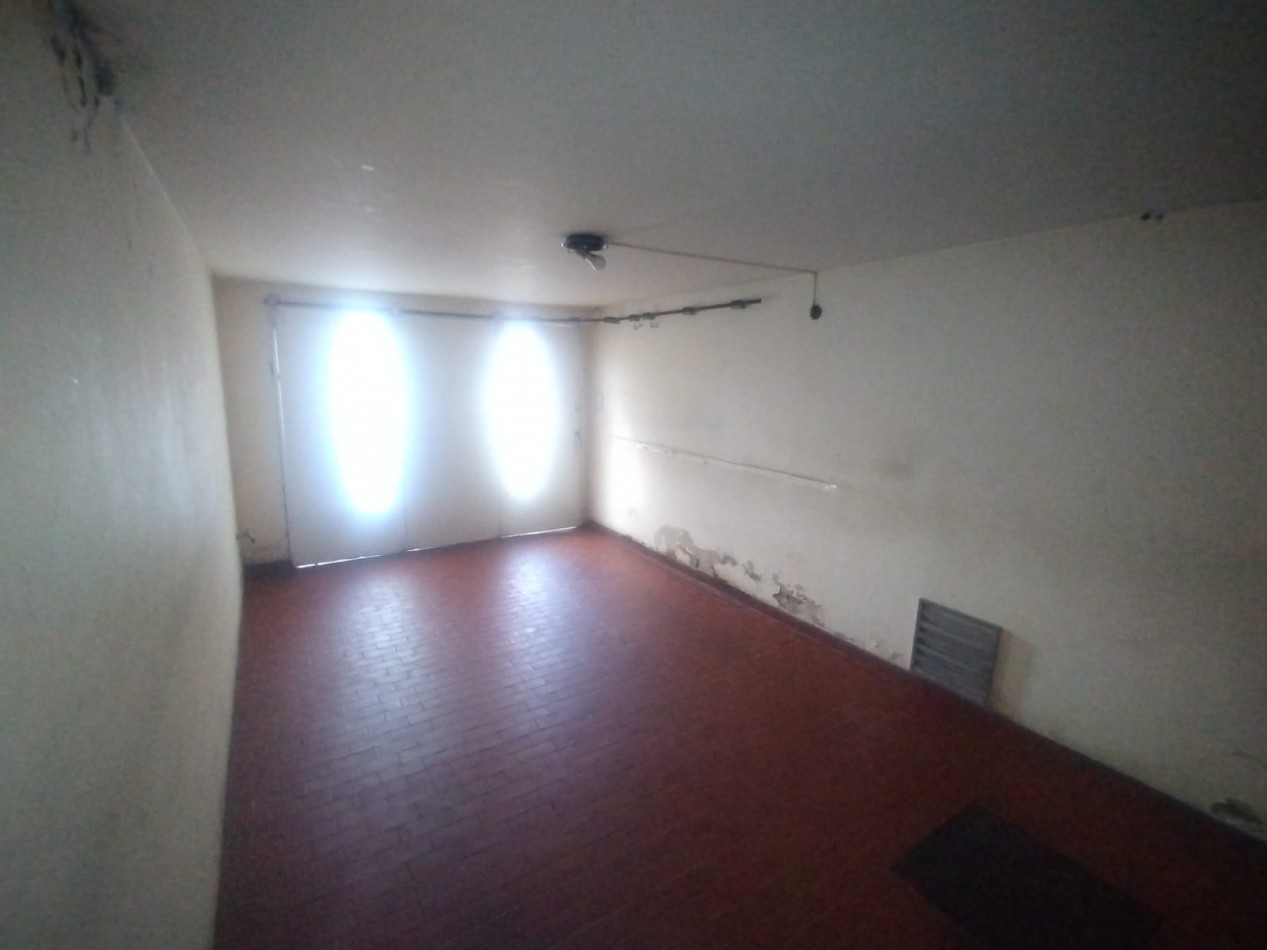 Casa tres dormitorios con local comercial en importante esquina Barrio Azcuenga