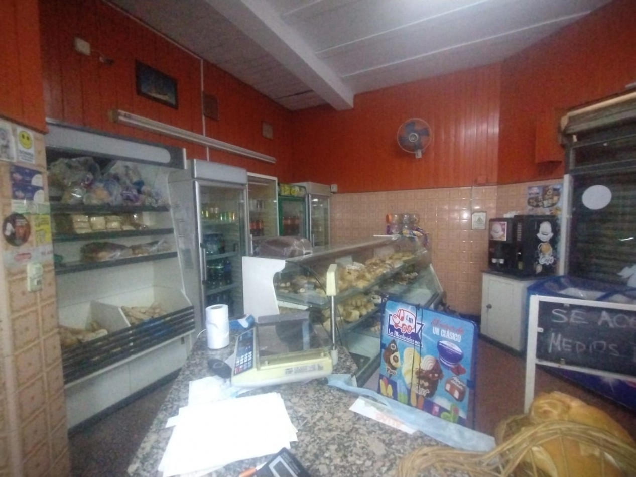 Casa tres dormitorios con local comercial en importante esquina Barrio Azcuenga