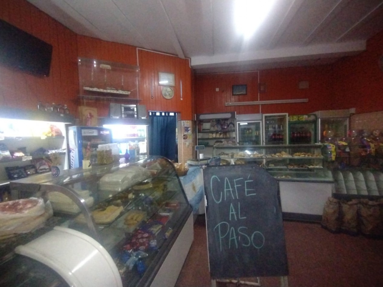 Casa tres dormitorios con local comercial en importante esquina Barrio Azcuenga