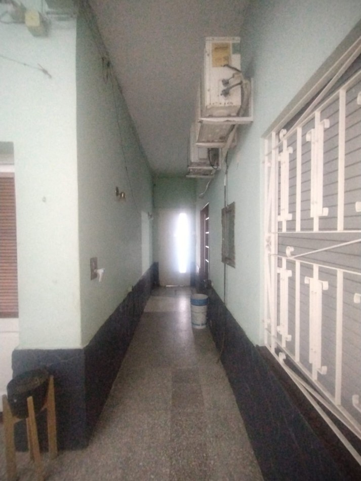 Casa tres dormitorios con local comercial en importante esquina Barrio Azcuenga