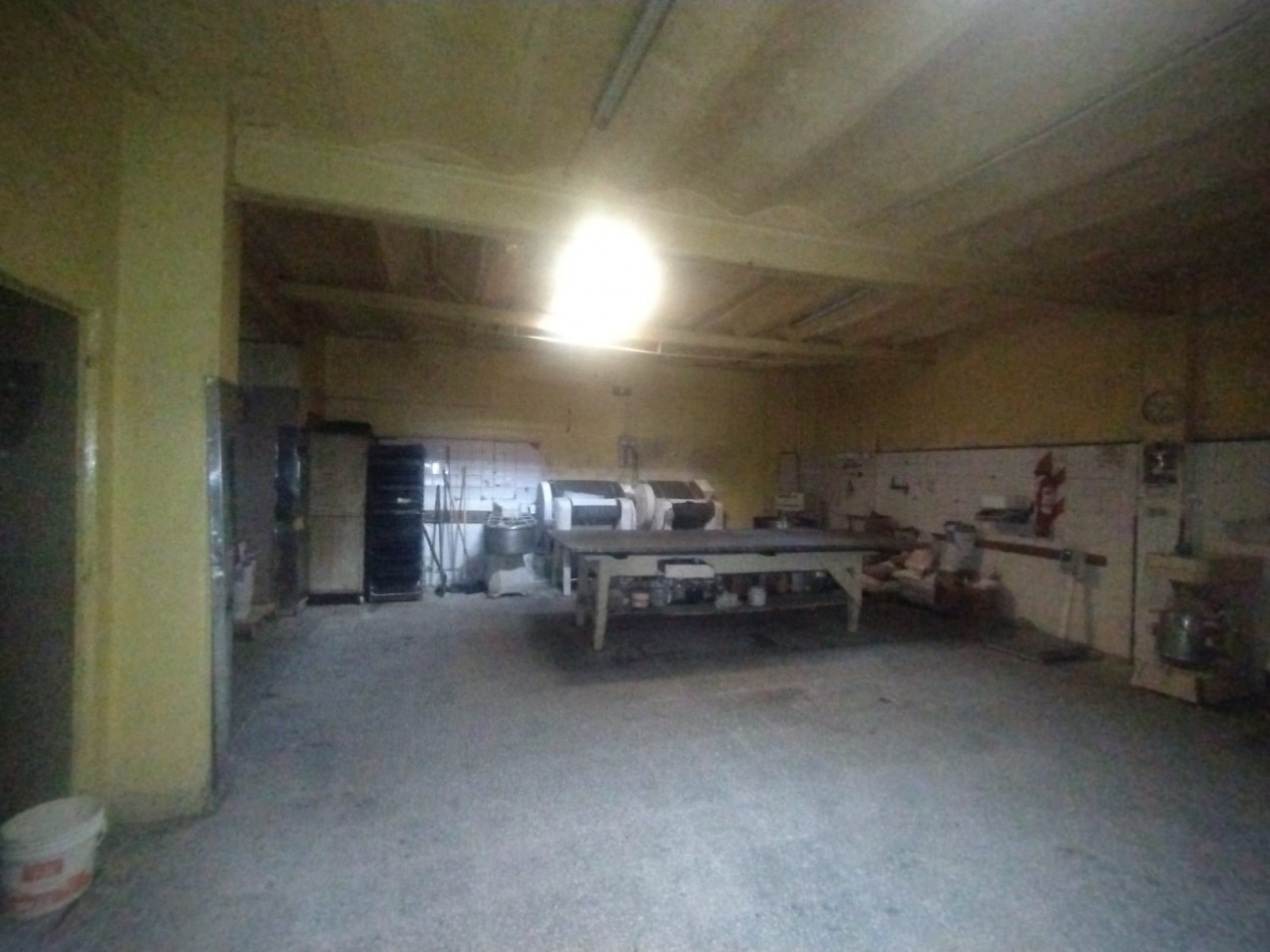 Casa tres dormitorios con local comercial en importante esquina Barrio Azcuenga