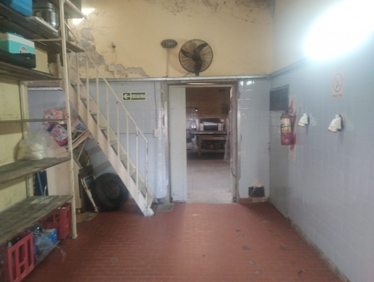 Casa tres dormitorios con local comercial en importante esquina Barrio Azcuenga