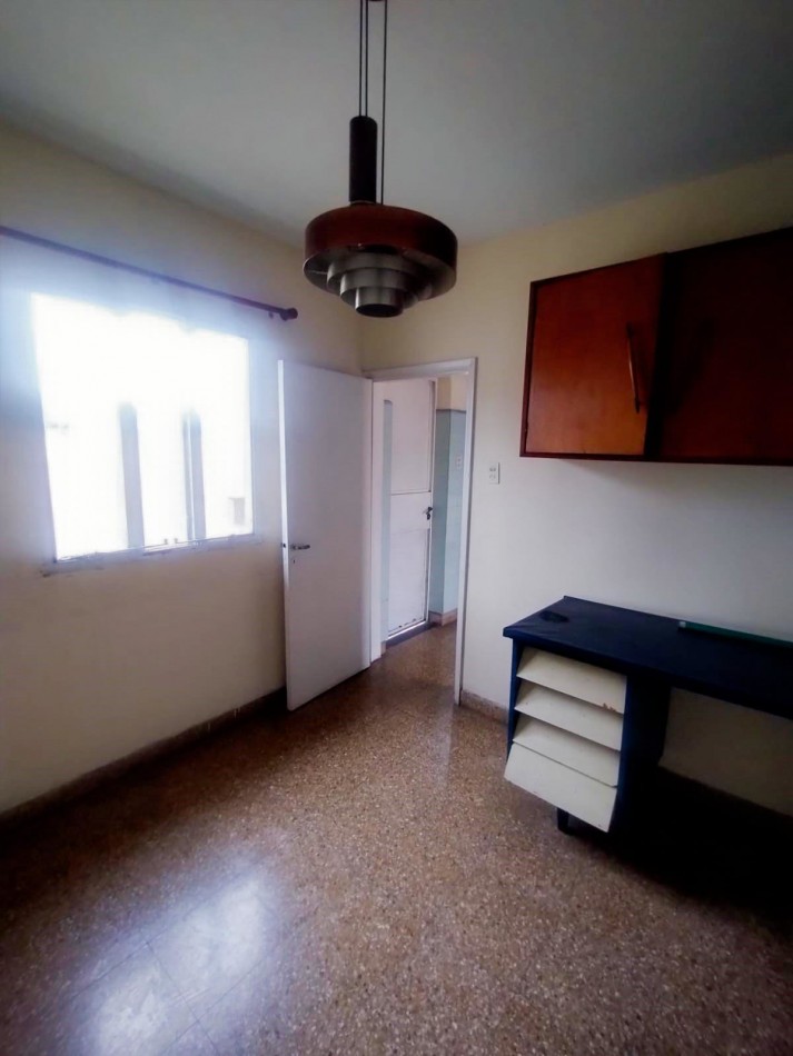 Importante casa de 3 dormitorios en barrio industrial