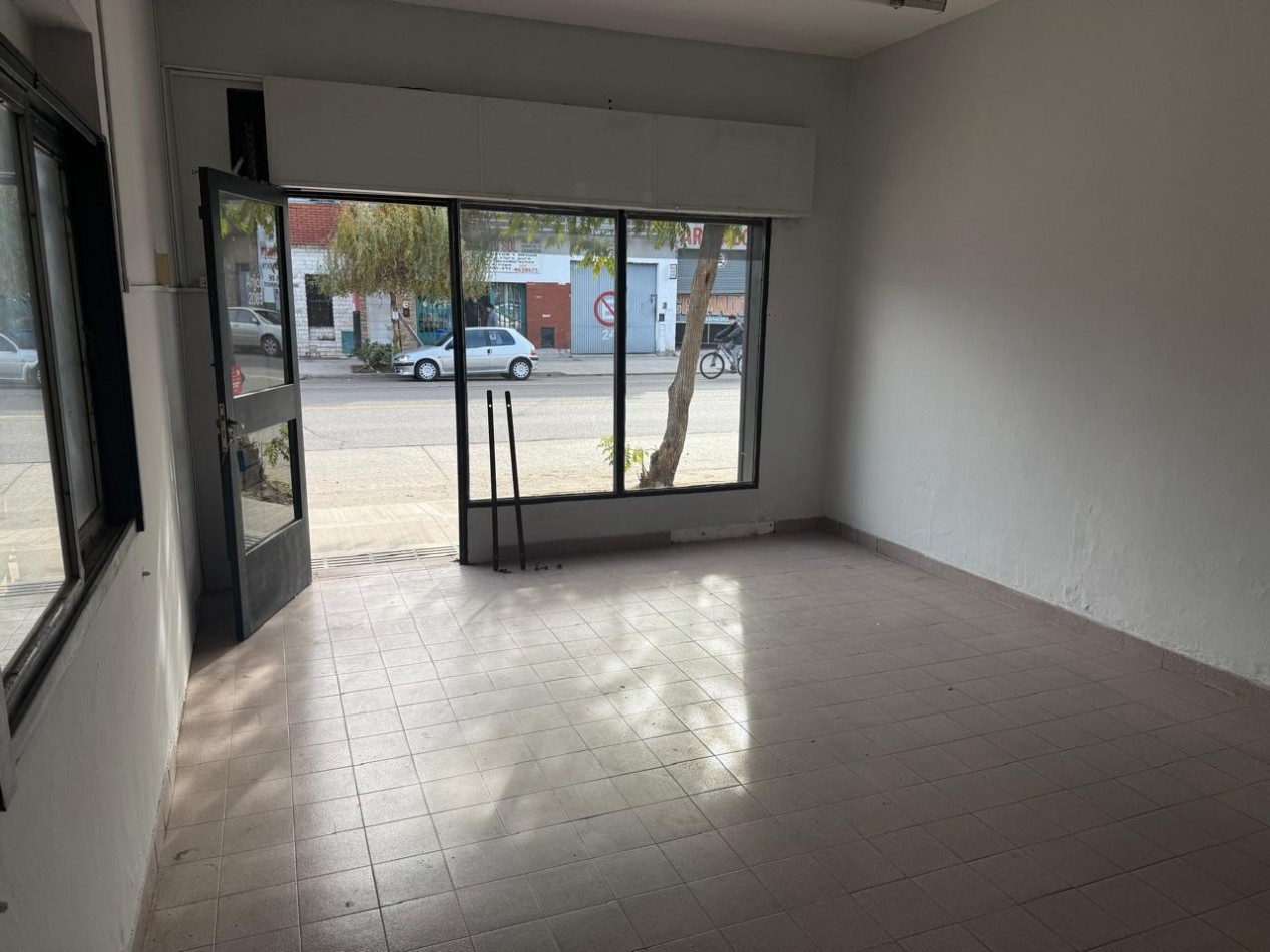 Local en zona Sur sobre Calle Arjon