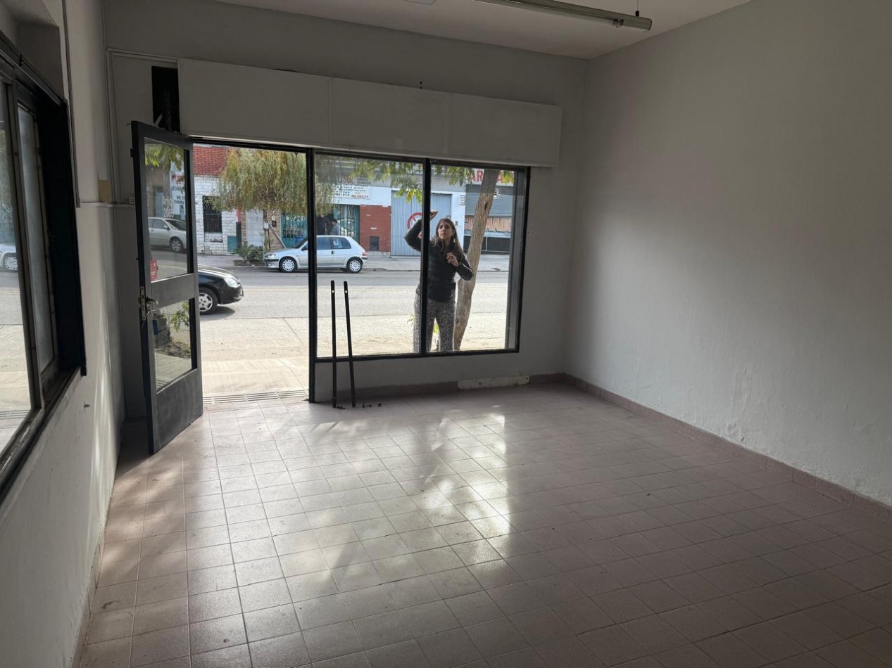 Local en zona Sur sobre Calle Arjon