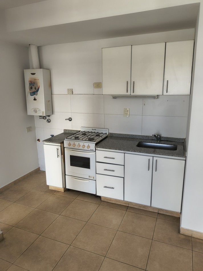 Departamento 1 doirmitorio con cochera y patio exclusivo con parrillero