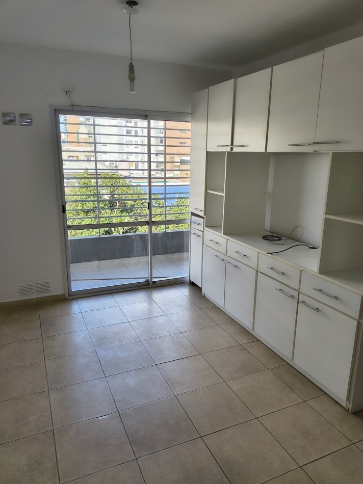 Departamento 1 doirmitorio con cochera y patio exclusivo con parrillero