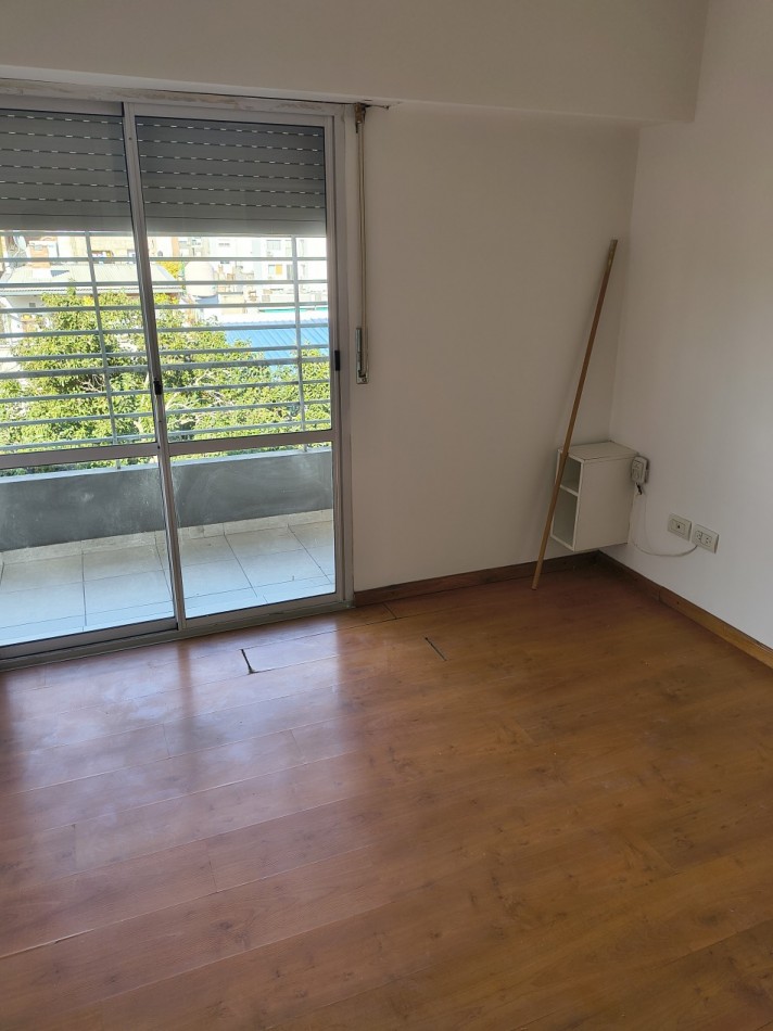 Departamento 1 doirmitorio con cochera y patio exclusivo con parrillero