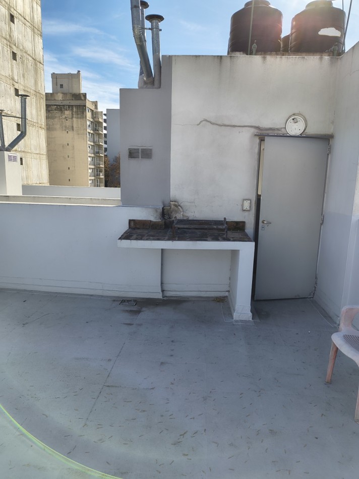 Departamento 1 doirmitorio con cochera y patio exclusivo con parrillero