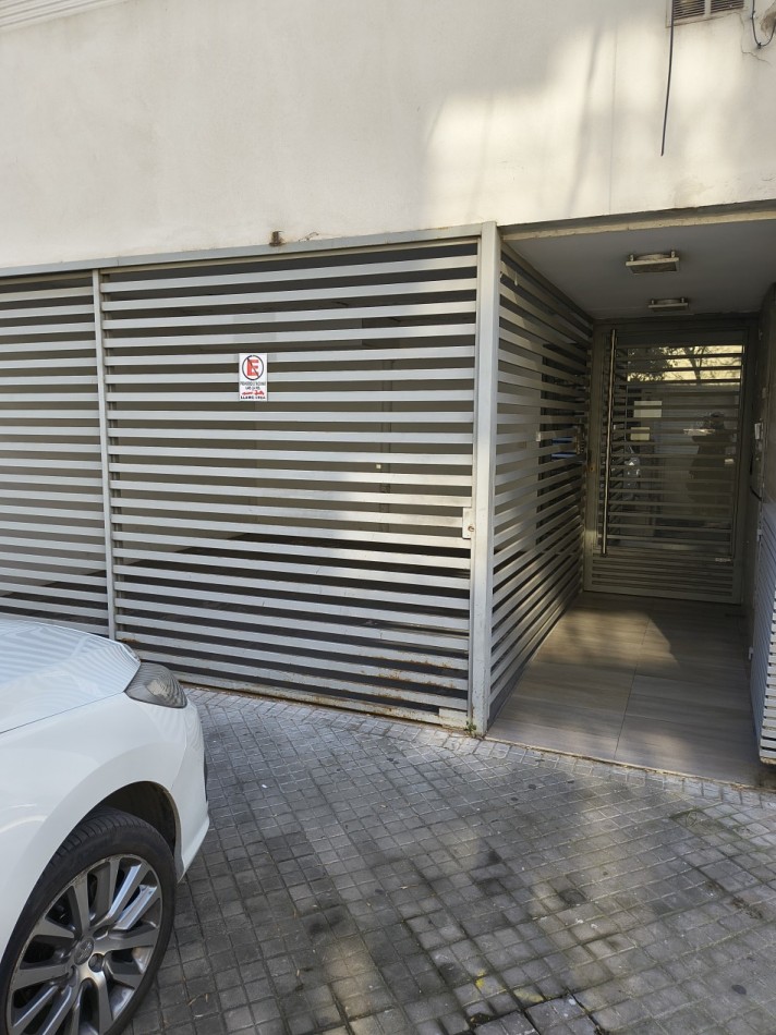 Departamento 1 doirmitorio con cochera y patio exclusivo con parrillero