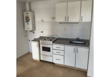 Departamento 1 doirmitorio con cochera y patio exclusivo con parrillero
